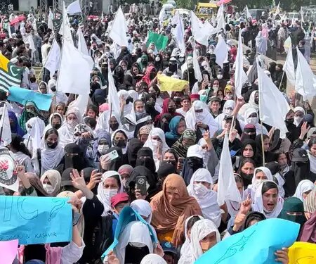 पीओके में प्रदर्शन: रावलाकोट में सड़कों पर उतरे छात्र, पाकिस्तानी कार्रवाई के खिलाफ उठी आवाज
