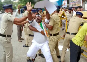 दिल्ली छात्र प्रदर्शन के दौरान केरल के मंत्री पी.सी. विष्णुनाथ हिरासत में, कांग्रेस ने पुलिस कार्रवाई की निंदा की