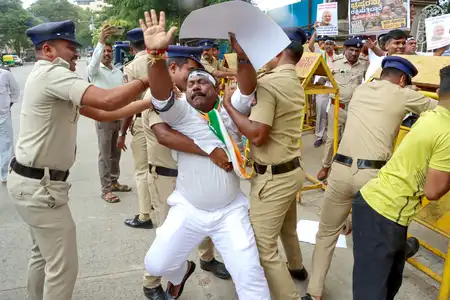 दिल्ली छात्र प्रदर्शन के दौरान केरल के मंत्री पी.सी. विष्णुनाथ हिरासत में, कांग्रेस ने पुलिस कार्रवाई की निंदा की