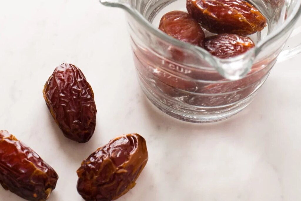 Eat soaked dates every morning, you will get many tremendous benefits from digestion to heart health.