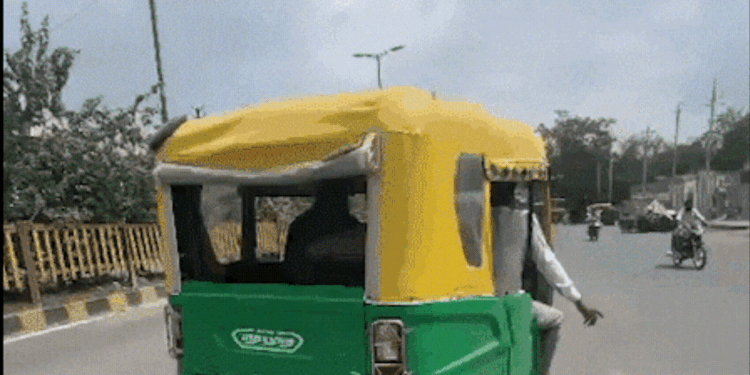 Father was making his child drive auto, video went viral; Ujjain traffic police taught a lesson