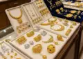 Gold became cheaper, silver shine increased: Price of 24 carat gold fell by Rs 189, silver crossed Rs 2.20 lakh.