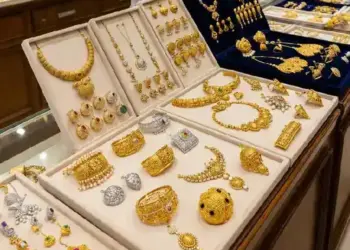 Gold became cheaper, silver shine increased: Price of 24 carat gold fell by Rs 189, silver crossed Rs 2.20 lakh.