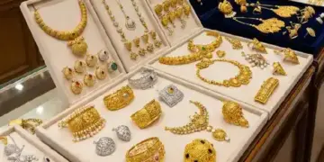 Gold became cheaper, silver shine increased: Price of 24 carat gold fell by Rs 189, silver crossed Rs 2.20 lakh.