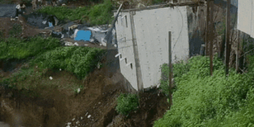 Heartbreaking scene in Uttarakhand amid heavy rains, house collapsed due to hill slide - VIDEO, Uttarakhand Hindi News