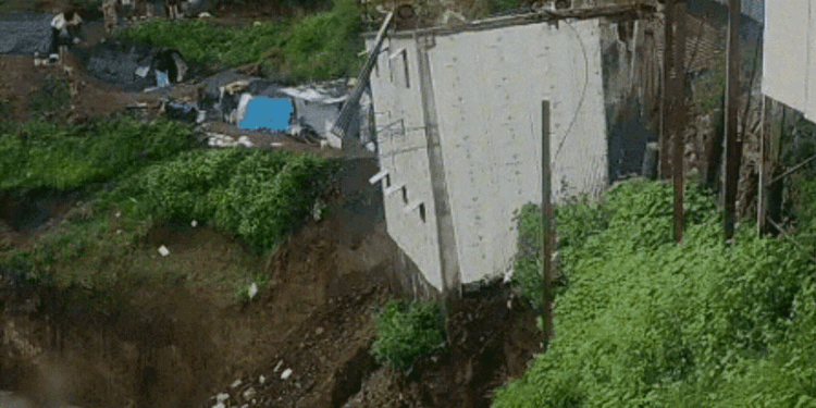 Heartbreaking scene in Uttarakhand amid heavy rains, house collapsed due to hill slide - VIDEO, Uttarakhand Hindi News