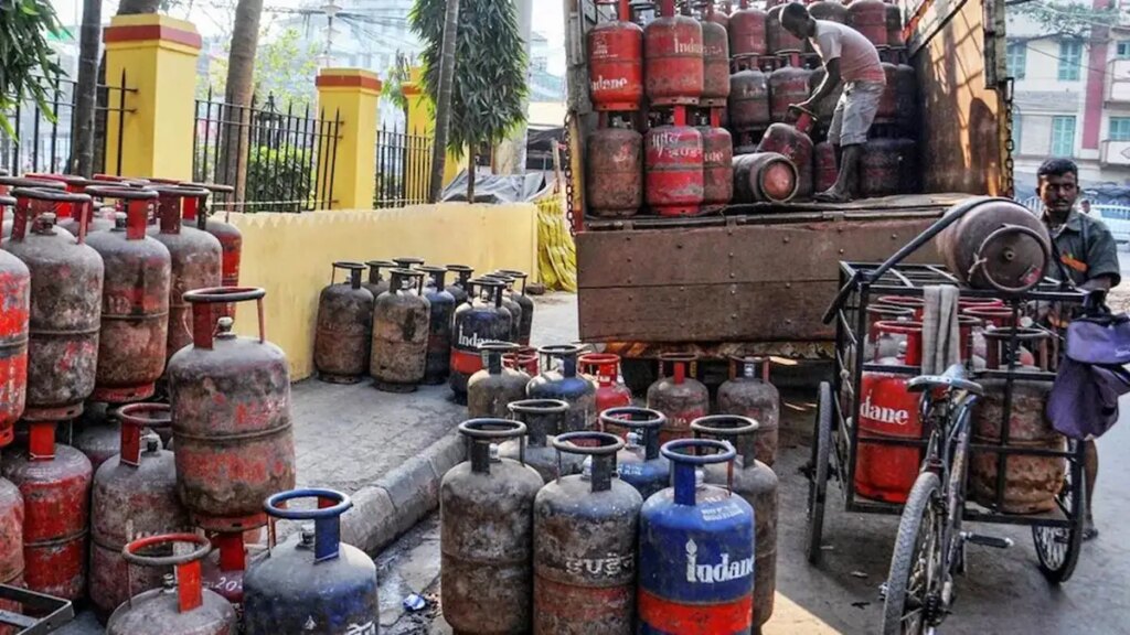 Hope of relief from inflation, big update may come regarding LPG cylinders in 100 cities by August 15