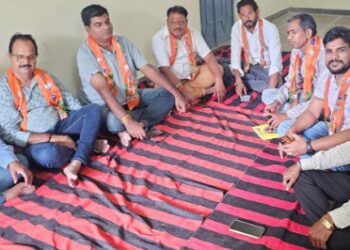 In Ganesh Nagar (Ward 72), BJP workers listened to the 136th edition of Mann Ki Baat: Salute to the heroes of Kargil and gave the message of self-reliant India.