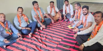 In Ganesh Nagar (Ward 72), BJP workers listened to the 136th edition of Mann Ki Baat: Salute to the heroes of Kargil and gave the message of self-reliant India.