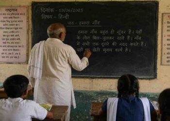 Jharkhand Latest News| Jharkhand Education News| Teacher Gets Permanent Job | Jharkhand: Got a government job a day before retirement, teachers who were waiting for 30 years became emotional. News Track in Hindi