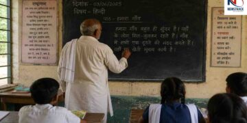 Jharkhand Latest News| Jharkhand Education News| Teacher Gets Permanent Job | Jharkhand: Got a government job a day before retirement, teachers who were waiting for 30 years became emotional. News Track in Hindi