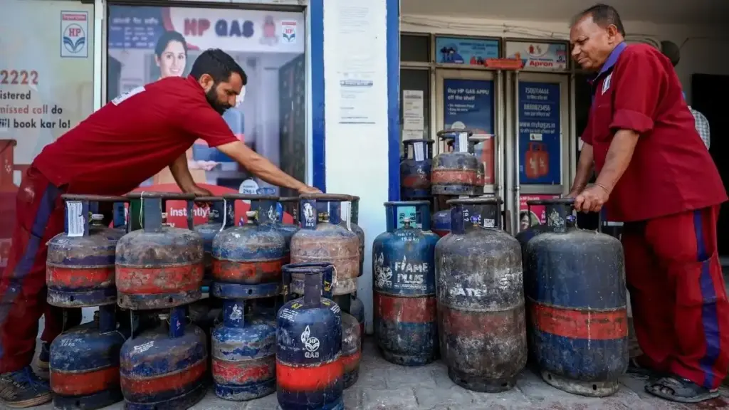 LPG Price Today: New prices of domestic and commercial gas cylinders released, check the latest rates before booking the cylinder.