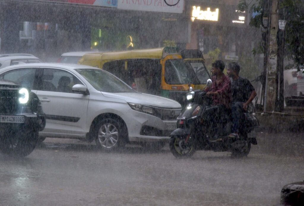 MP Weather Today| Heavy Rain Alert in 7 Districts. IMD Thunderstorm Warning Across 45+ Districts | MP Weather Today: As soon as July starts, monsoon picks up speed, there will be very heavy rainfall, alert of thunder and lightning in 45 districts. News Track in Hindi