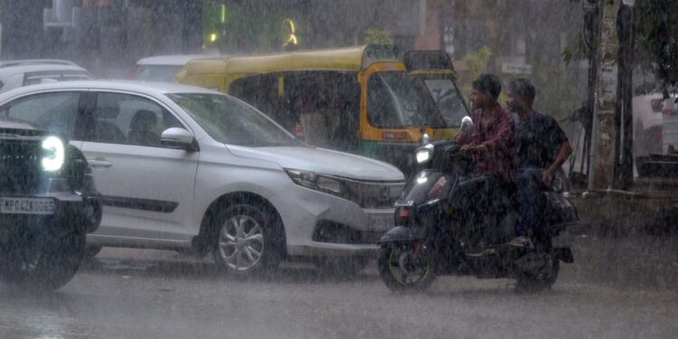MP Weather Today| Heavy Rain Alert in 7 Districts. IMD Thunderstorm Warning Across 45+ Districts | MP Weather Today: As soon as July starts, monsoon picks up speed, there will be very heavy rainfall, alert of thunder and lightning in 45 districts. News Track in Hindi