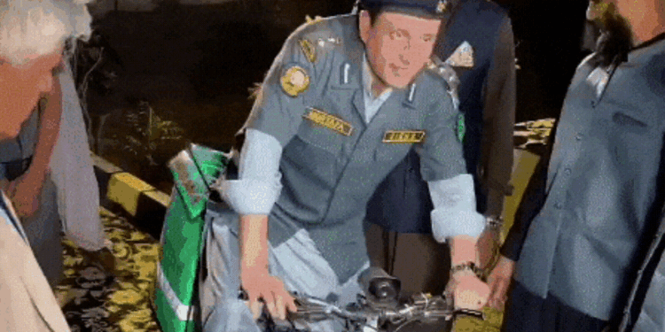 Oh yours...! The world is going to the moon and Pakistan is making cycle ambulance, you will be shocked after watching the video, Viral-news Hindi News