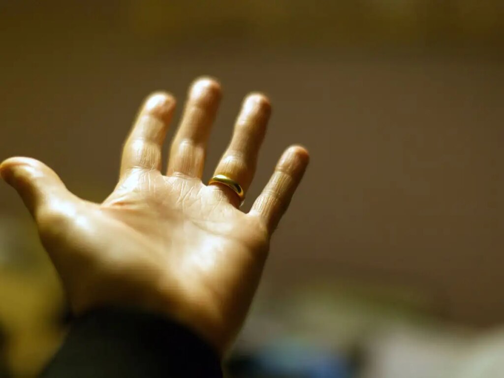 Palmistry: The cross mark on Guru Parvat is considered auspicious, know the significance of this palm sign.
