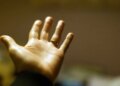 Palmistry: The cross mark on Guru Parvat is considered auspicious, know the significance of this palm sign.