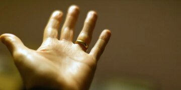 Palmistry: The cross mark on Guru Parvat is considered auspicious, know the significance of this palm sign.