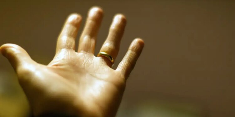 Palmistry: The cross mark on Guru Parvat is considered auspicious, know the significance of this palm sign.