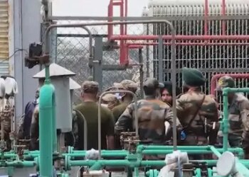 Pune accident: Indian Army also involved in relief work, many people feared trapped (Lead-1)
