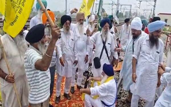 'Rail Roko' movement started in Fatehgarh Sahib, protest on Ambala-Ludhiana railway track demanding the release of captive Singhs.