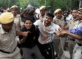Ruckus outside Parliament in Delhi! Police took major action to stop the protesters, released tear gas shells