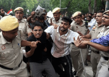 Ruckus outside Parliament in Delhi! Police took major action to stop the protesters, released tear gas shells
