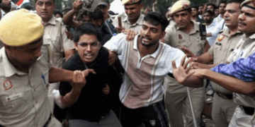 Ruckus outside Parliament in Delhi! Police took major action to stop the protesters, released tear gas shells