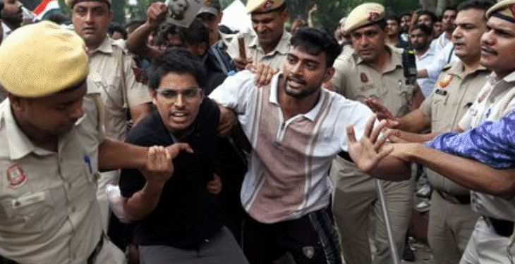 Ruckus outside Parliament in Delhi! Police took major action to stop the protesters, released tear gas shells