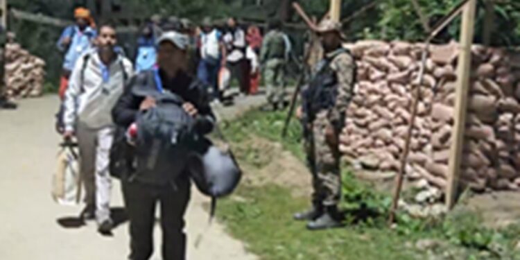 Shri Amarnath Yatra 2026: Fourth batch leaves from Nunwan base camp of Pahalgam and fifth batch from Jammu, enthusiasm among devotees.