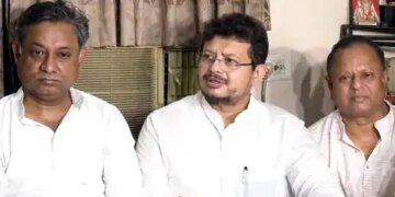 TMC's rebel group will meet the full bench of ECI in Delhi, will stake claim for the party's election symbol.