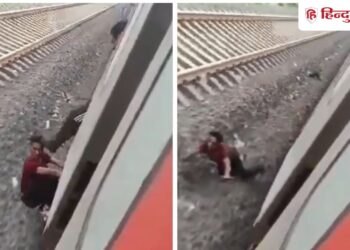 Theft in trains is rampant; Thief hanging on the gate was kicked, case against the victim - VIDEO, Chhattisgarh Hindi News