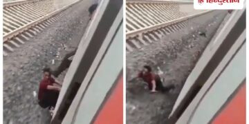Theft in trains is rampant; Thief hanging on the gate was kicked, case against the victim - VIDEO, Chhattisgarh Hindi News