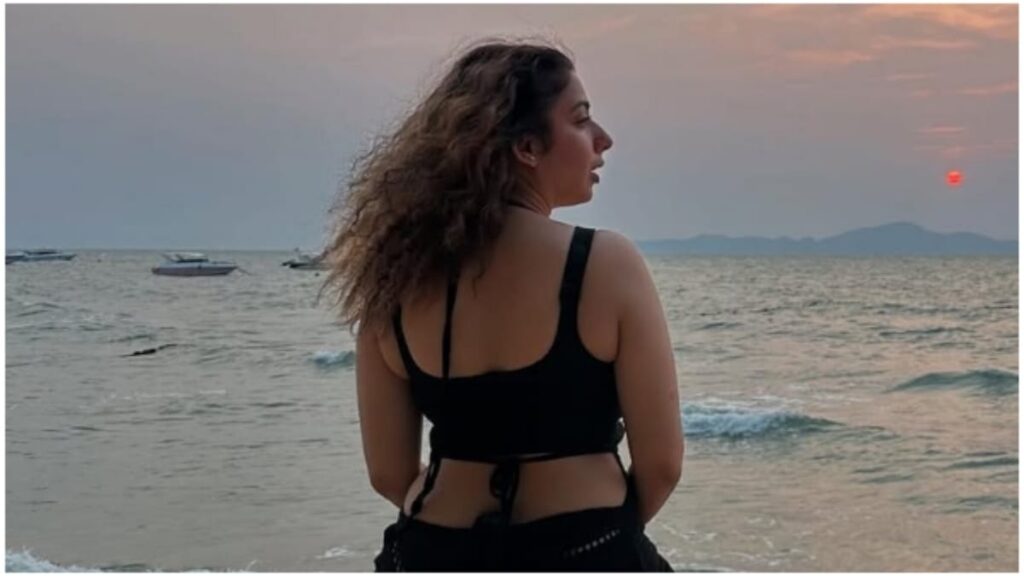 This girl once used to sell CDs worth ₹ 20 on the streets, today she charges lakhs for one song, do you know?