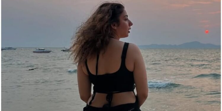 This girl once used to sell CDs worth ₹ 20 on the streets, today she charges lakhs for one song, do you know?