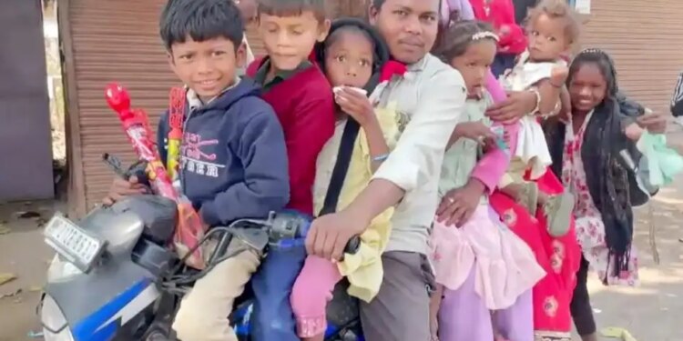 Traffic rules flouted! A person left on a bike with 9 passengers, users were stunned after watching the video