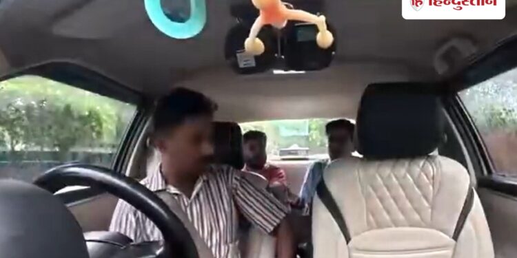 VIDEO: Passenger lit a cigarette as soon as he sat in the cab, the driver got angry, took off the 'ghost', Viral-news Hindi News
