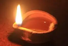 Vastu Tips: In which direction should the lamp light be kept during puja? Know the correct rules according to Vastu Shastra