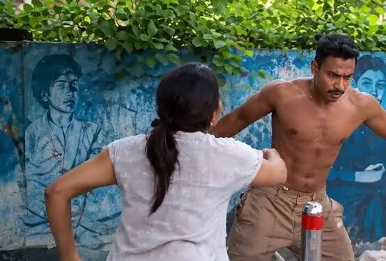 Wife's angry outburst in the middle of the road! Grabbed her husband's collar, tore his shirt and created a ruckus; VIDEO VIRAL